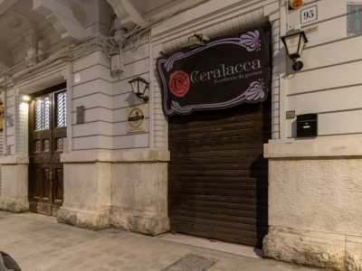 Dal silenzio religioso ci spostiamo infine nell�ultimo tratto di via Abbrescia, zona che da qualche anno � uno dei luoghi cardine della movida cittadina. Qui sono infatti presenti numerosi ristoranti, bar e locali serali (Ceralacca, Perbacco, Arcimboldo, La Iosa e la Premiata Norcineria Paoletti)...